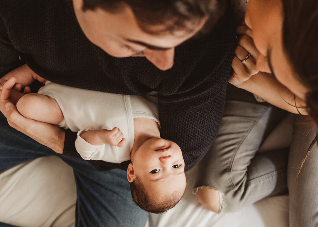 Sesión de fotos bebé recién nacido y padres | Reportaje de bebés en Bilbao