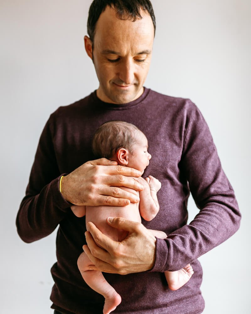 Reportaje fotográfico de bebé recién nacido con padre en Etxebarri Bizkaia