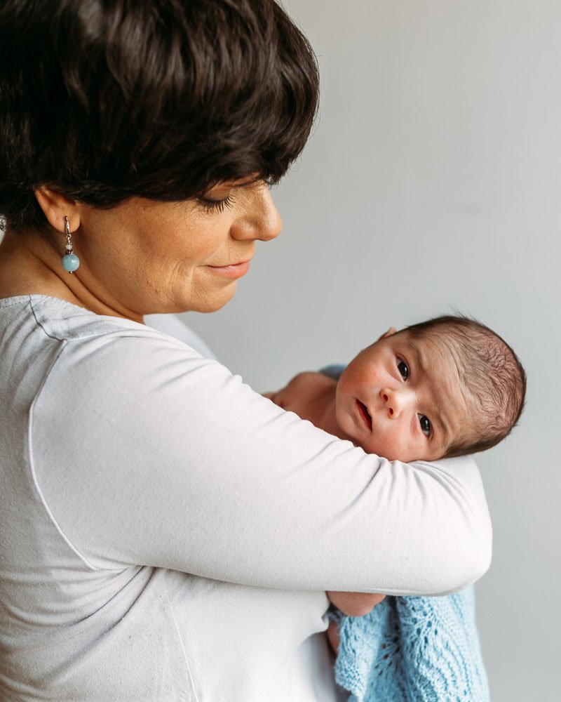 Reportaje de fotos de recién nacido con su madre en Etxebarri Bizkaia