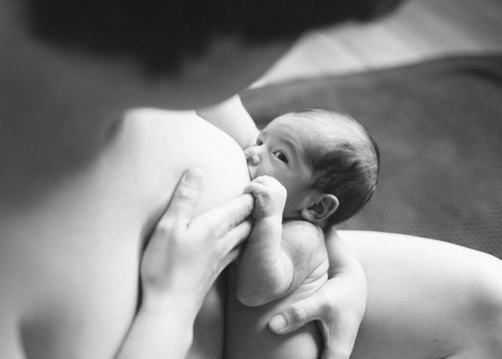 Sesión de fotos íntima de madres y bebés recién nacidos en bilbao bizkaia