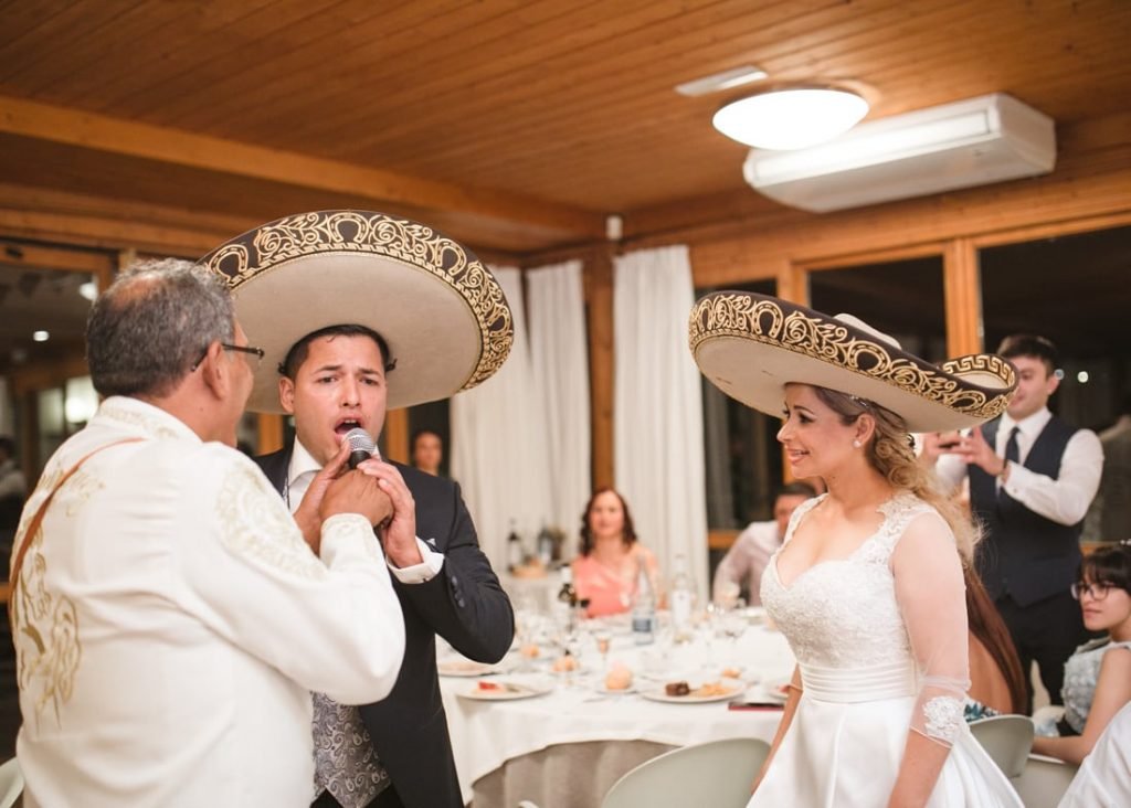El novio canta con el mariachi en la La novia entregando los muñecos en Boda en vitoria Gasteiz | Fiesta en Peña Vitoriana Tenis Club