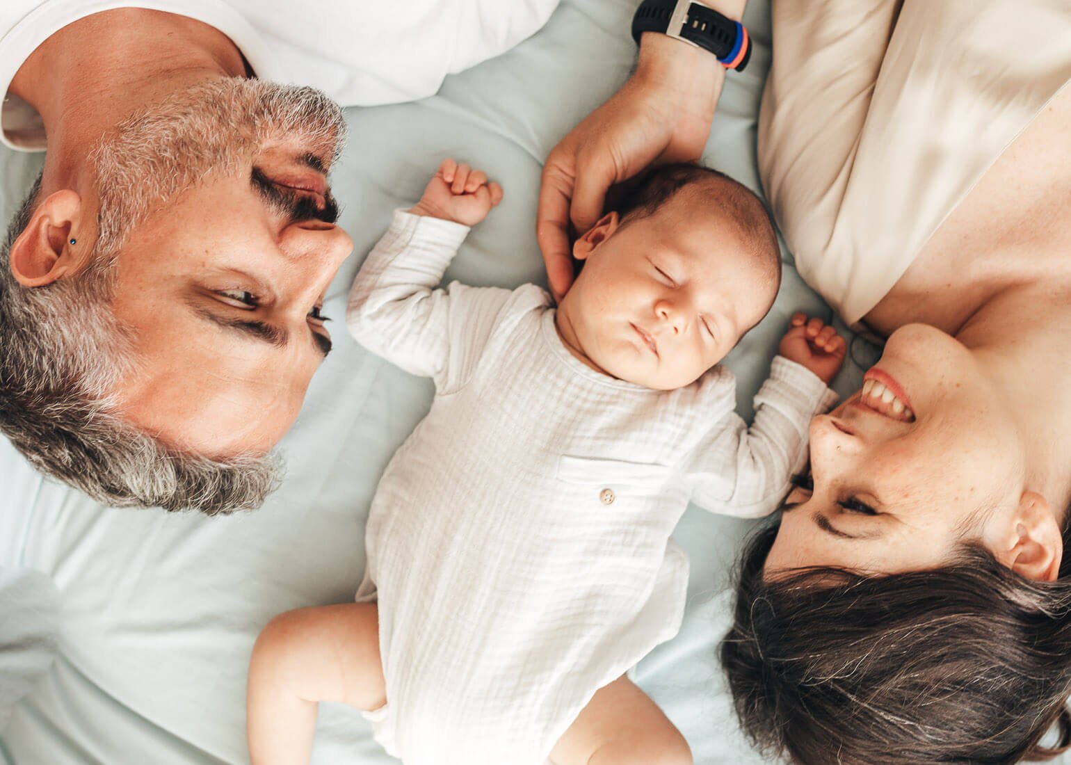 Fotos retrato de familia y padres con bebé en la cama en miribilla bilbao bizkaia
