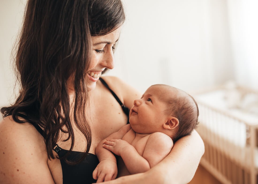 Reportaje de fotos de bebé y newborn en casa con su ama en Bilbao bizkaia