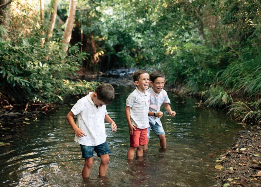 Sesión de familia en el rio Bakio