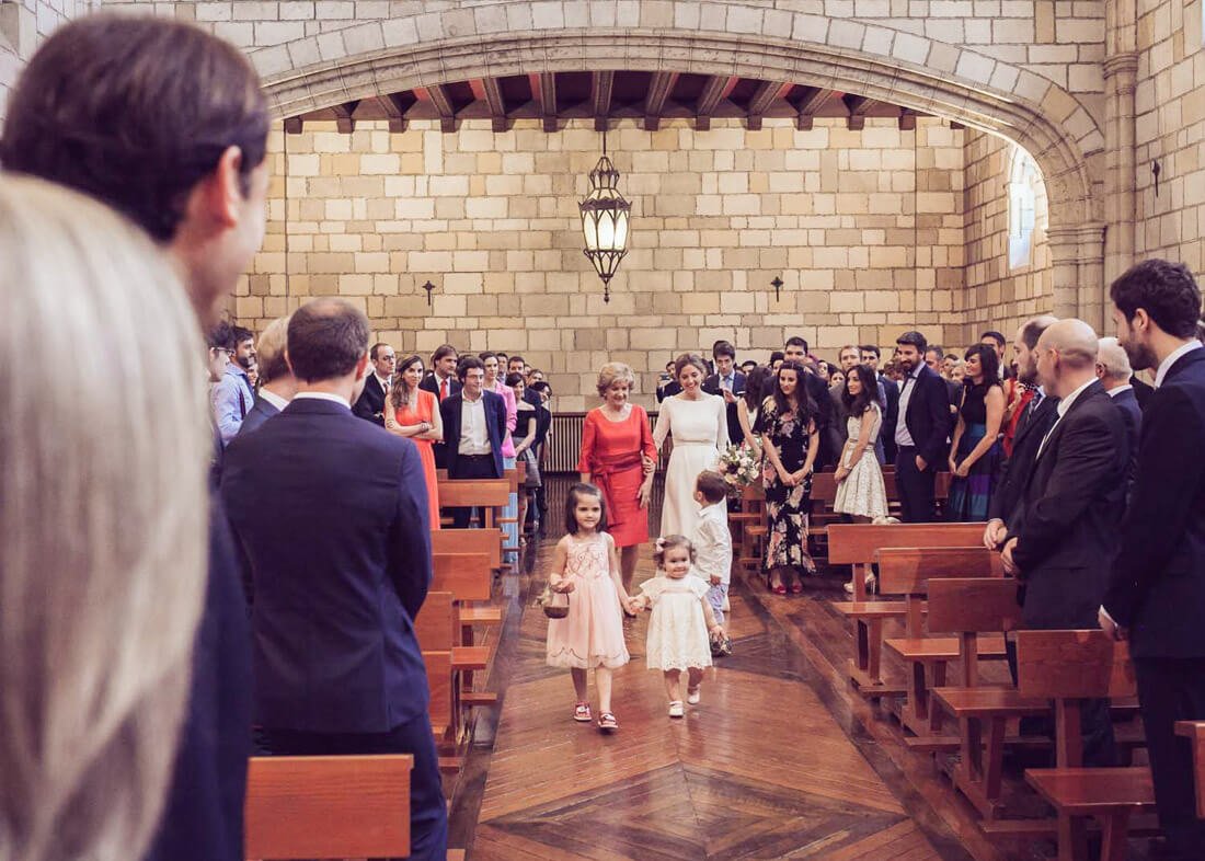 Boda Deusto novia entra por el pasillo a iglesia