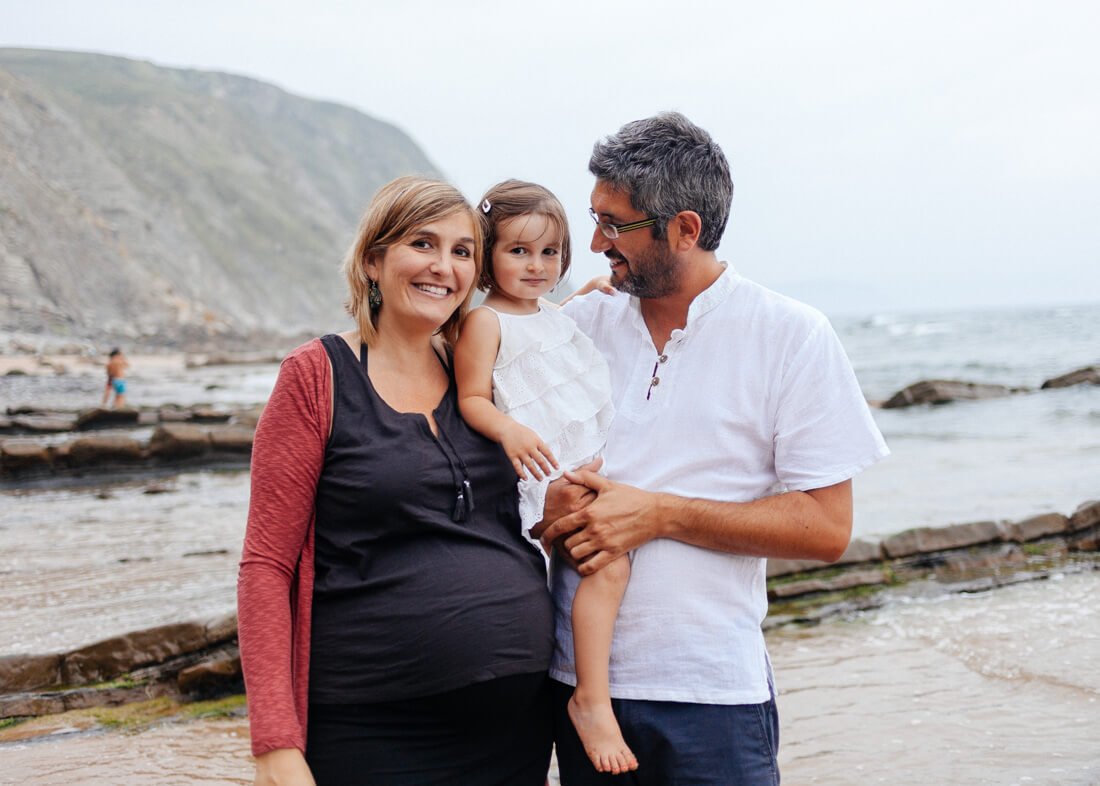 reportaje sesión familiar de embarazo en la playa Bilbao Bizkaia