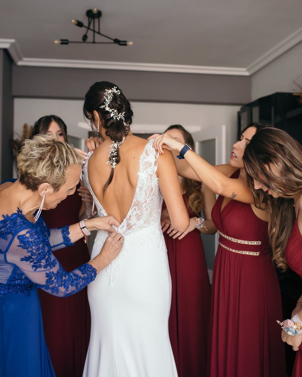 vestido de novia con damas de honor en boda en Bilbao Vizcaya